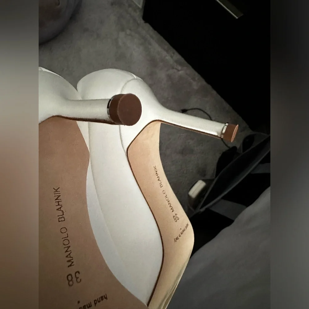 Satin wedding Manolo Blahnik-Hangisi 70 - Picture 4 of 7